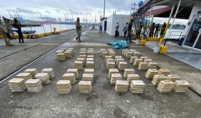 Fiscalía de Drogas en conjunto con el Senan Panamá decomisaron  335 paquetes con presunta sustancia ilícita, ocultos en una embarcación al noreste de Isla del Rey, en el archipiélago de Las Perlas.