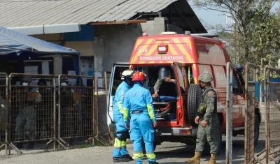 Bomberos acudieron al Centro de Privación de Libertad Número 1 donde se ha presentado un motín, hoy, en Guayaquil (Ecuador).