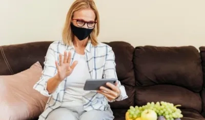 Una mujer habla por su teléfono celular dentro de su casa durante la cuarentena por la pandemia de Covid-19.