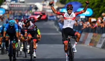 Juan Sebastián Molano se impone en línea de meta. 