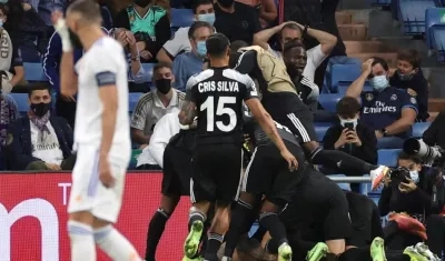 Jugadores del Sheriff celebran el gol del triunfo. 
