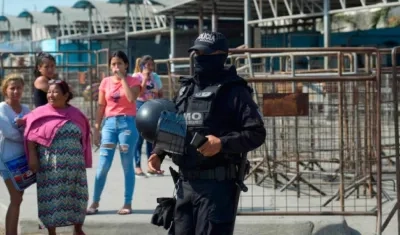 Familiares de presos piden información en la entrada del Centro de Privación de Libertad Número 1