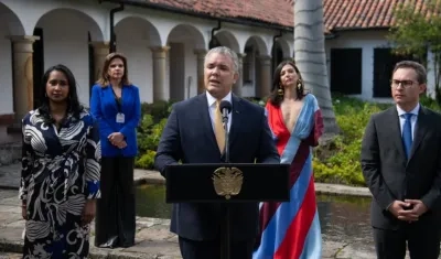 Presidente Duque, al centro, en su visita a la Feria Internacional de Arte de Bogotá, ARTBO 2021.