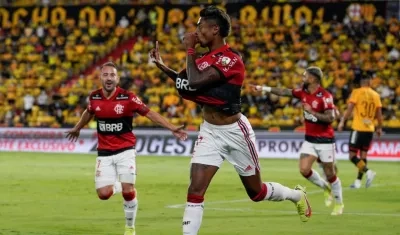 Bruno Henrique celebra uno de sus goles. 