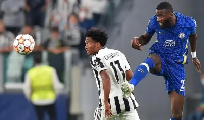 Juan Guillermo Cuadrado en plena acción del partido. 