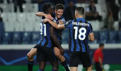 Duván Zapata festeja el tanto con Mateo Pessina. 