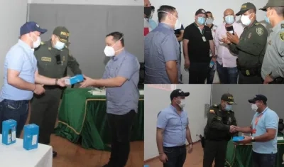 Momento de la entrega de los equipos de comunicación. 