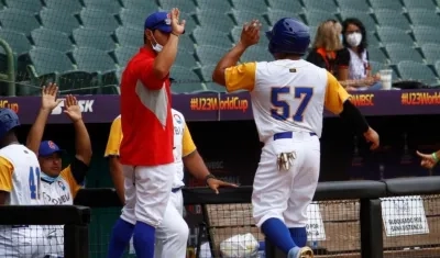 José Mosquera festeja con Gustavo Campero. 