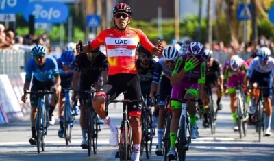 Juan Sebastián Molano se impone en línea de meta. 