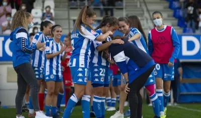 Carolina Arbeláez se despide entre lágrimas de sus compañeras. 