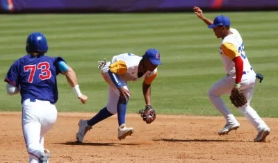 Brayan Buelvas realiza una parada en el campocorto. 
