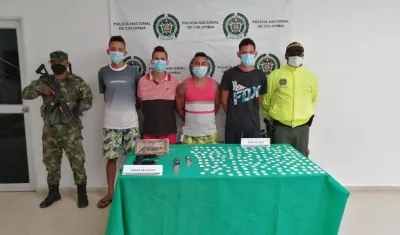 Cuatro de los cincos capturados durante los allanamientos. 