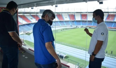 Estewil Quesada, presidente de Acord Atlántico, dialoga con Gabriel Berdugo, secretario de Deportes. 