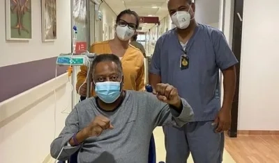 Pelé en los pasillos del hospital. 