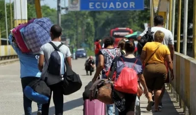 Migrantes venezolanos pasando de Colombia a Ecuador.