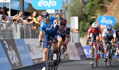 Alejandro Valverde gana la etapa y asume el liderato. 