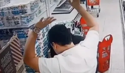 Momento en que se presentó el atraco a dos clientes del supermercado. 