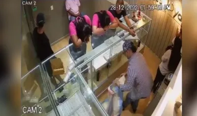 Momento en que ocurrió el atraco a la joyería, en Cartagena. 
