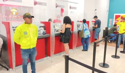 Policía en los bancos de la ciudad. 