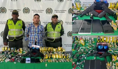 El capturado tras la balacera y los relojes recuperados. 