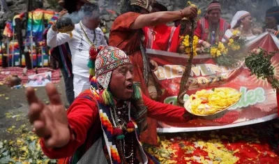 Chamanes y curanderos realizan un ritual.