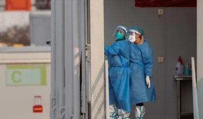 Personal médico atendiendo la 'ola' de Covid en China. 