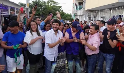 El Alcalde Jaime Pumarejo en el barrio Las Flores. 