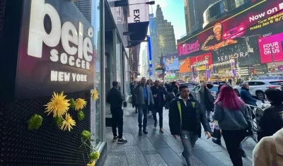 El Times Square adornado de flores amarillas y verdes