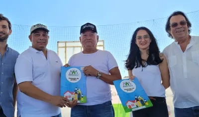 Entrega de título de propiedad de viviendas.
