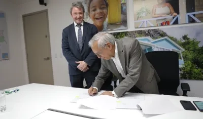 El presidente de Findeter (d) junto al director de la Agencia Regional de KfW (i).