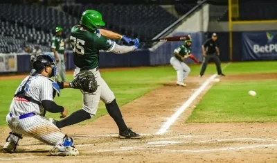 Roger Caraballo, de Toros, conecta la bola durante el juego contra Caimanes. 