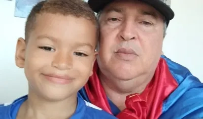 Juan Fernando con su abuelo Moisés De la Cruz 