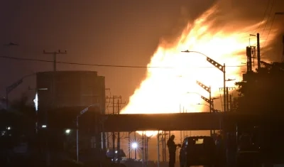 Así se encuentra el incendio aún a las 6 de la tarde de este miércoles. 
