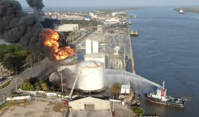 Control del incendio en la planta de Bravo Petroleum.