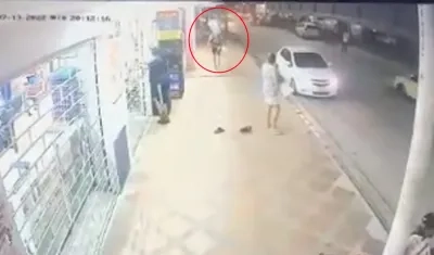 Momento en que Luis Enrique Bonett Simmonds recibió la patada 'voladora'. 