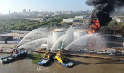 Remolcadores en sus labores de enfriamiento. 