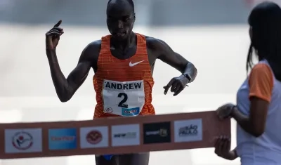 Andrew Rotich cruza la meta ubicada en la Avenida Paulista. 