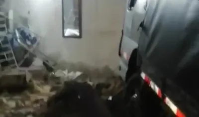 Así quedó el camión dentro de la vivienda en la urbanización Flor del Campo en Cartagena.