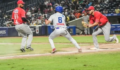 Andrés Álvarez, de Caimanes, es sorprendido entre tercera y home.