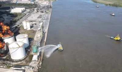 Las embarcaciones en el puerto han atendido la emergencia en la Vía 40.