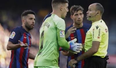 Ter Stegen, Jordi Alba y Sergi Roberto le protestan al árbitro Mateu Lahoz.