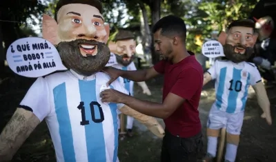 Desde hace 12 años, Víctor Álvarez elabora muñecos de año viejo en su taller.