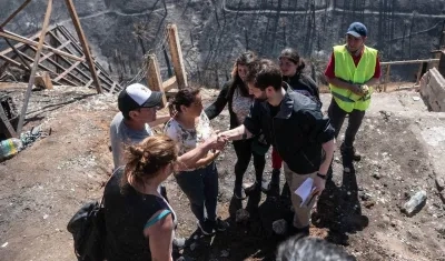 Gabriel Boric, presidente de Chile, dialoga con damnificados del incendio.