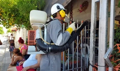 El Dadis realiza jornadas de fumigación en barrios con casos de dengue.