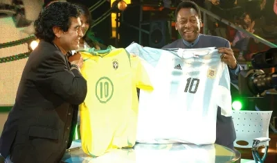 Maradona y Pelé intercambiaron camisetas de sus respectivas selecciones.