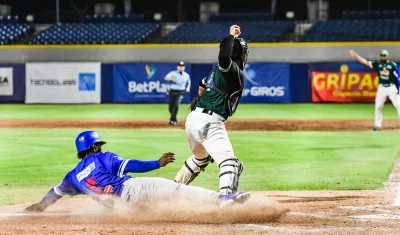 Dilson Herrera es puesto out en el plato por el receptor Andrés Noriega.