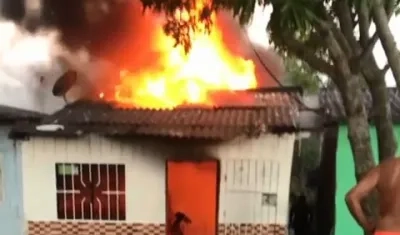 El incendio de la casa comenzó a las cinco de la mañana de este viernes.