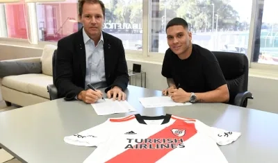Juan Fernando Quintero junto al presidente de River, Jorge Brito.