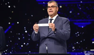 Frederico Nantes, director de competiciones de clubes de la Conmebol, muestra el nombre del Junior.