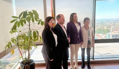 La ministra de Salud, Carolina Corcho, el gobernador Héctor Espinosa, y la secretaria de Salud de Sucre, Sandra Toro.